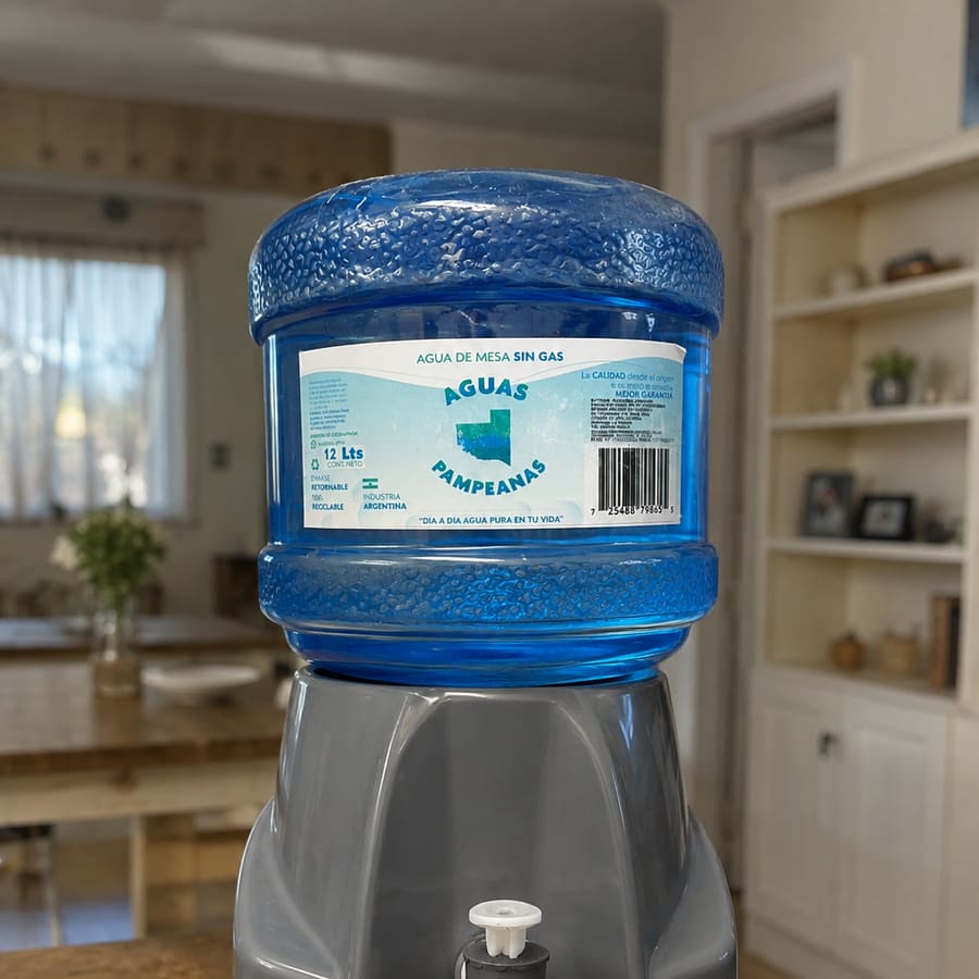 Bidón de agua de 12 litros de Aguas Pampeanas sobre un dispenser de mesa