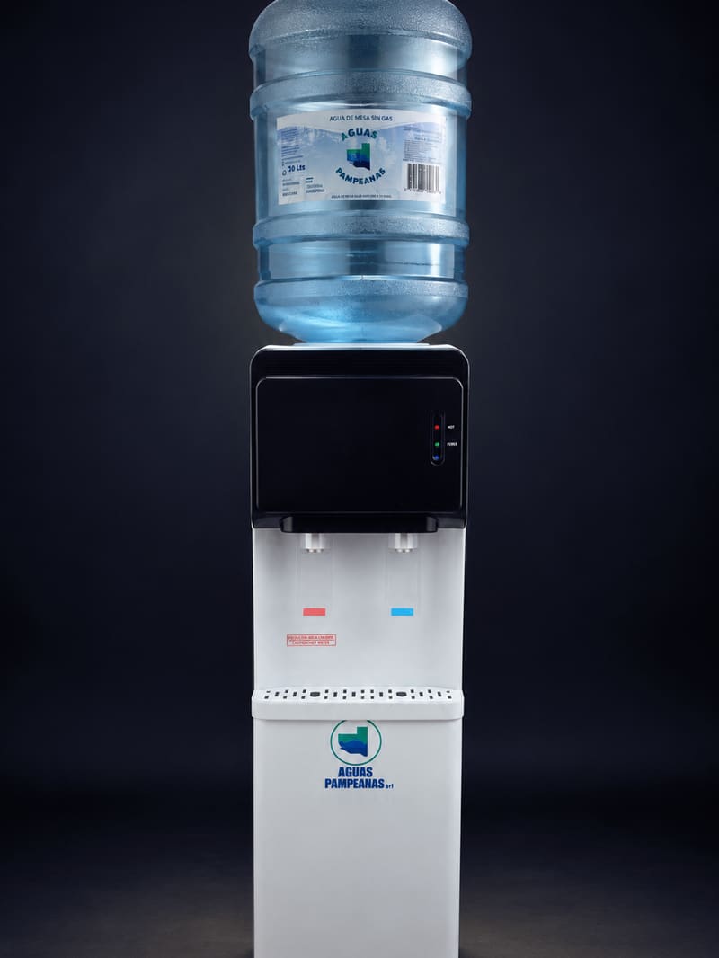 Dispenser de frío y calor con sus dos canillas y un bidón de Aguas Pampeanas puesto