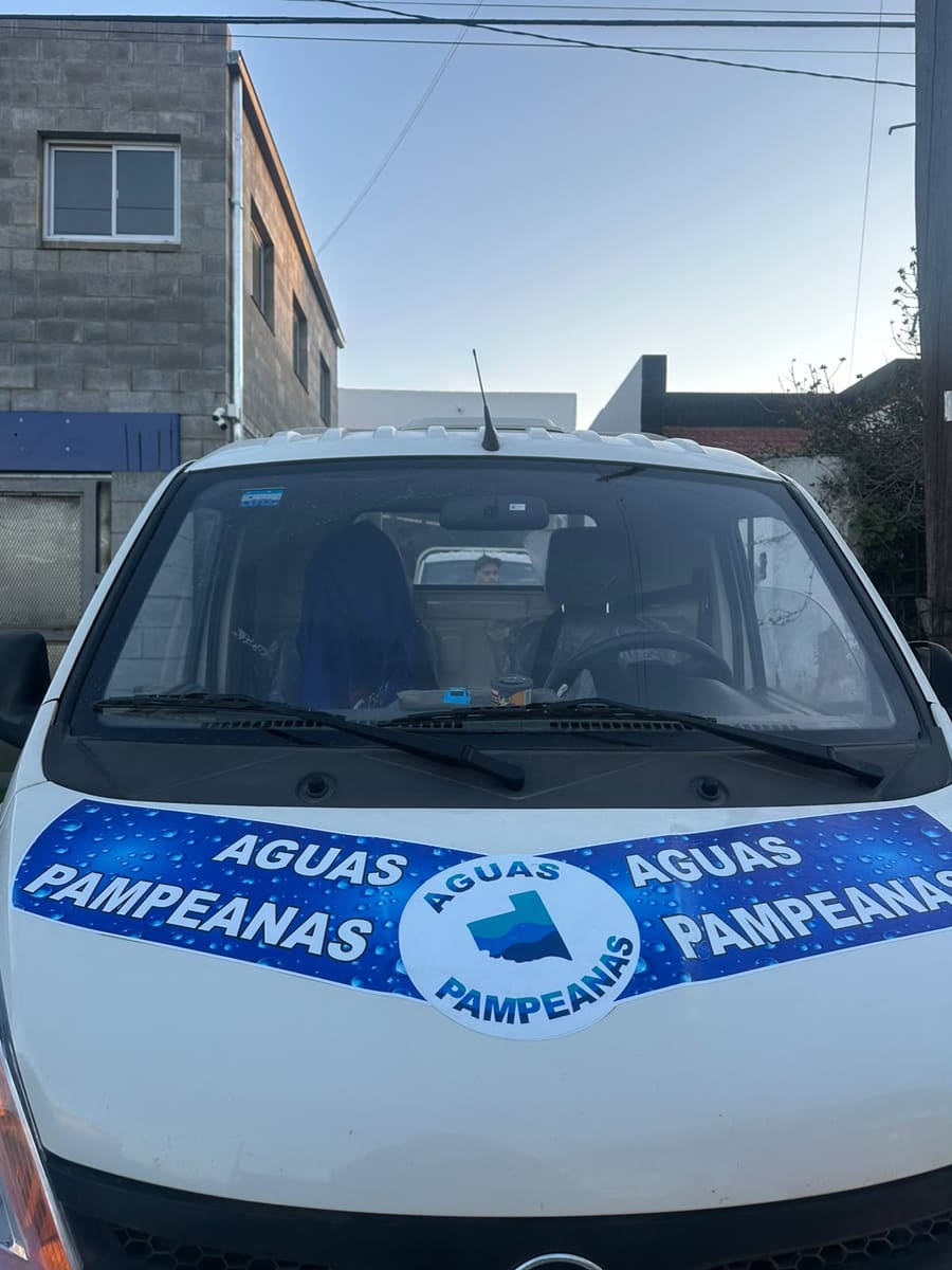 Camioneta de reparto de Aguas Pampeanas de frente, con la marca en el capot